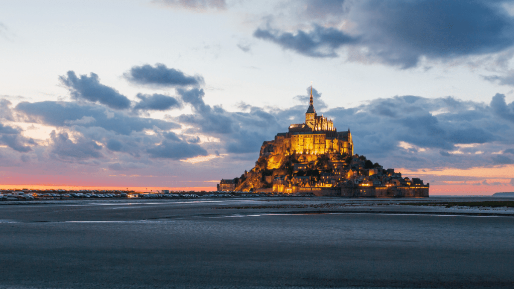 Uitzicht op de abdij kerk van Mont Saint-Michel in Bretagne
