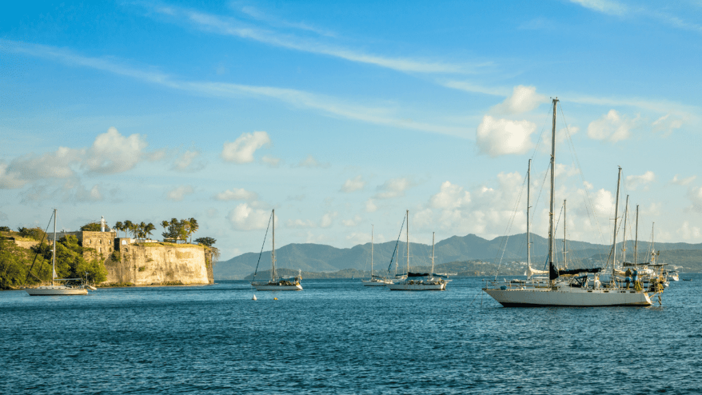 Uitzicht op zee en zeilboten in Fort-de-France op Martinique