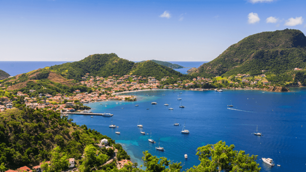 Uitzicht vanaf heuvel over Baie des Saintes in Guadeloupe