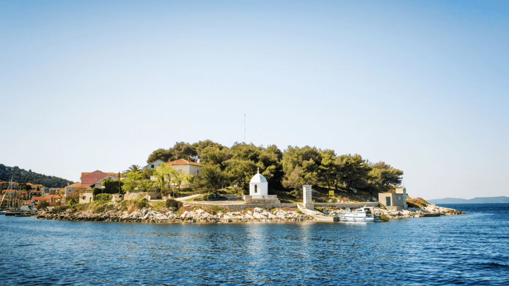 Uitzicht vanaf zee op Sali in Kroatië