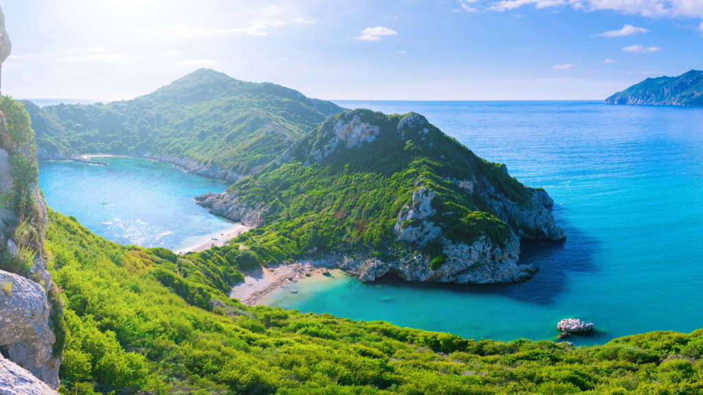 Atemberaubender Panoramablick auf Korfu, Griechenland, mit türkisfarbenem Wasser und üppig grünen Hügeln