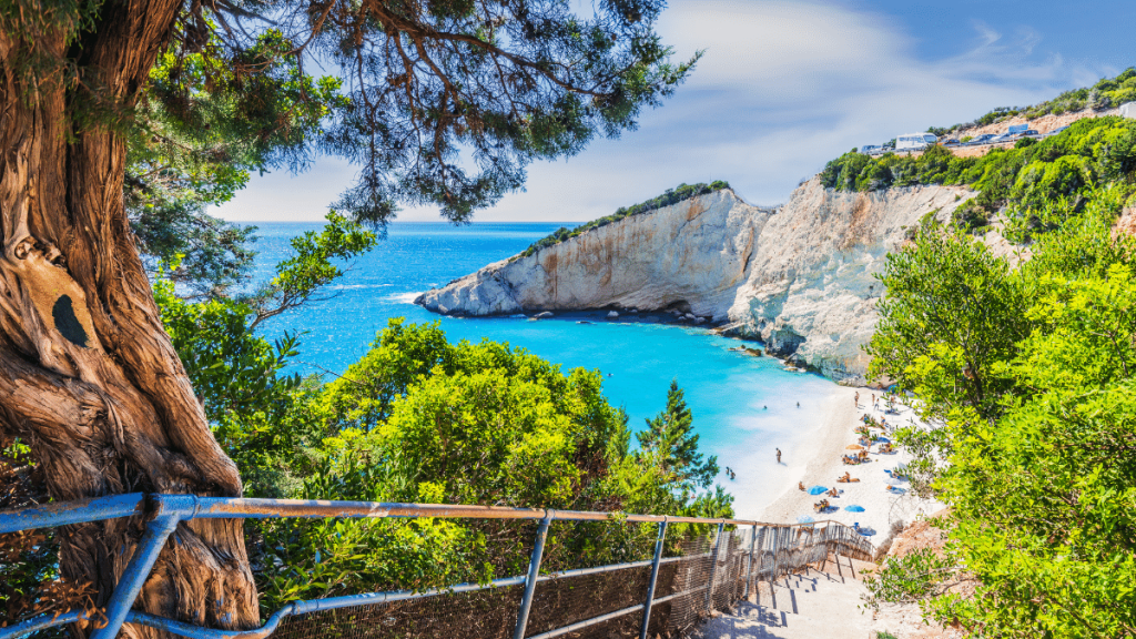 Ein atemberaubender Sandstrand mit türkisfarbenem Wasser in Lefkada, Griechenland