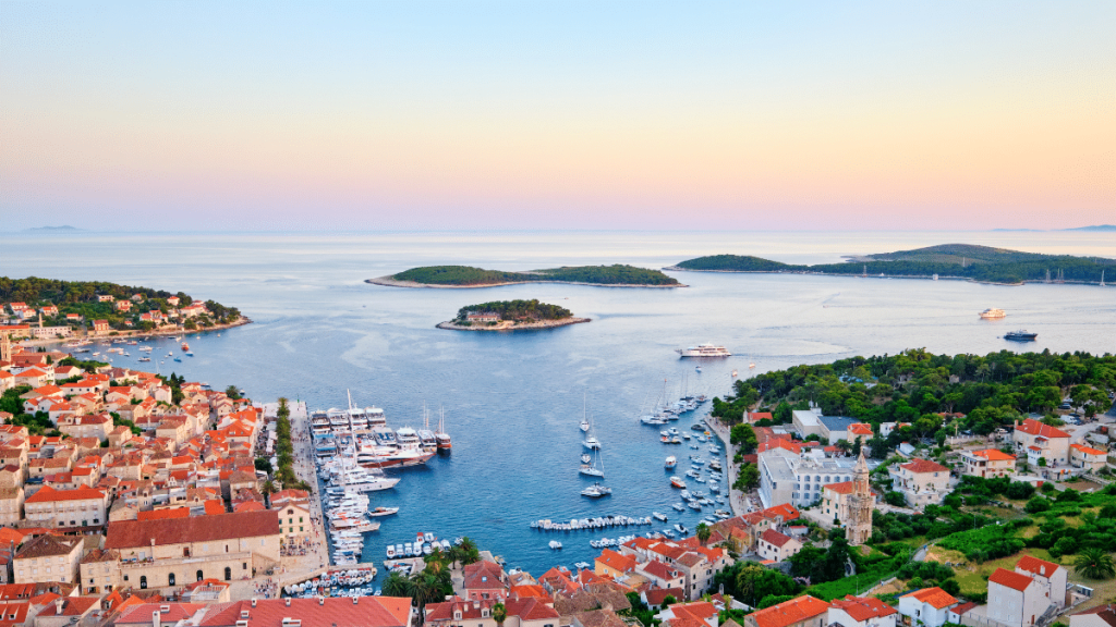 Vue sur la marina de Hvar
